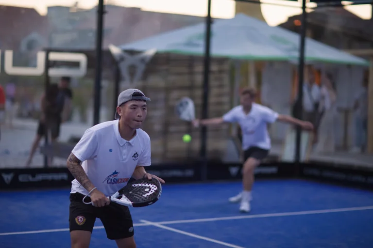 Padelspieler am Ostrabeach