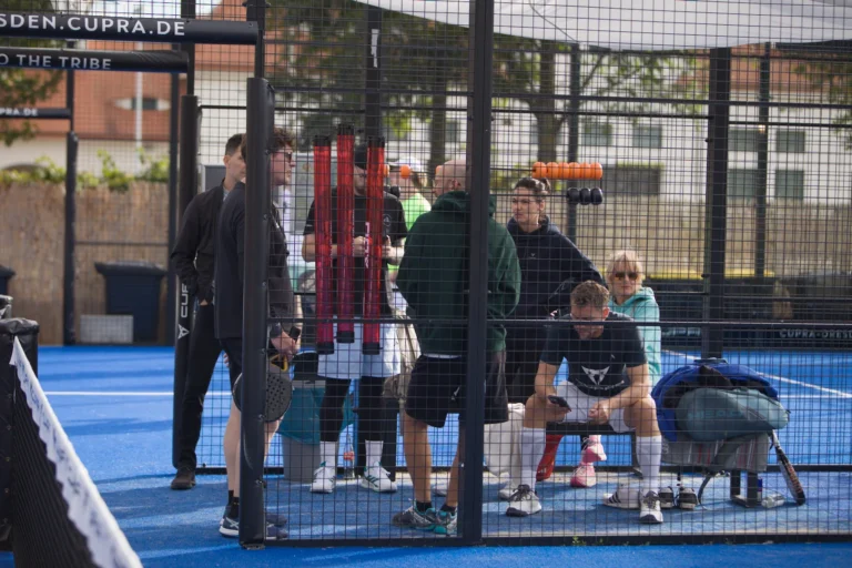 Padel Winterliga 2025 – Spieler:innen auf dem Court in Dresden