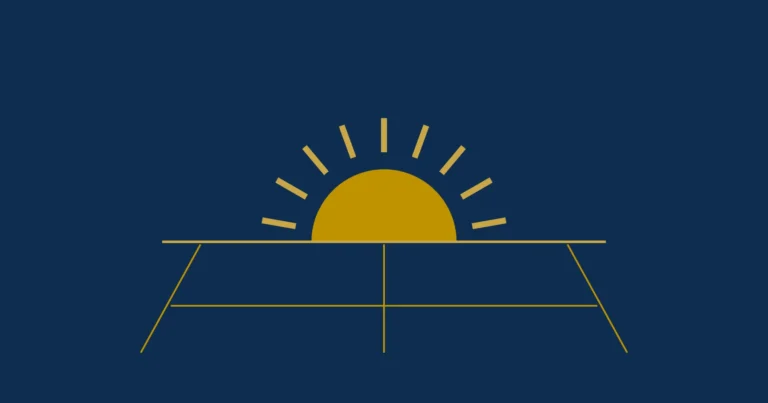 Goldene aufgehende Sonne über einem Padel-Court auf Navy