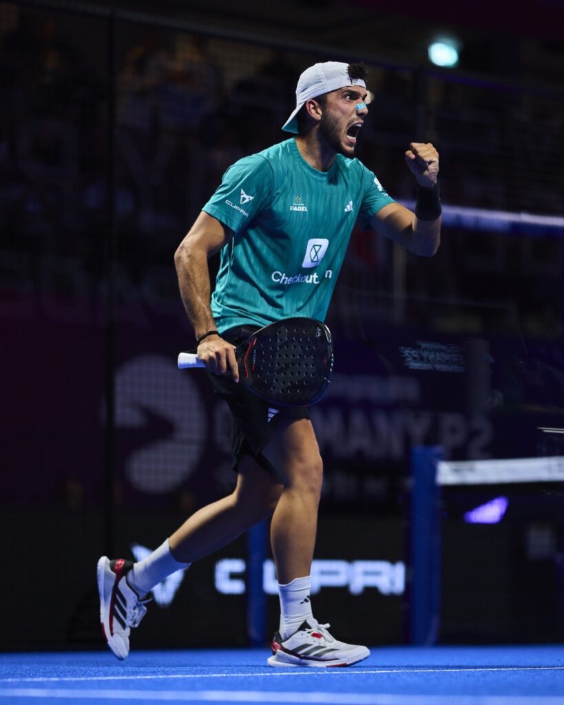 Alejandro Galán jubelt beim Premier Padel Düsseldorf 2025 Alejandro Galán jubelt beim Premier Padel Düsseldorf 2025
