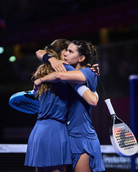 Gemma Triay und Delfina Brea nach dem Sieg beim Premier Padel Düsseldorf 2025 Gemma Triay und Delfina Brea nach dem Sieg beim Premier Padel Düsseldorf 2025