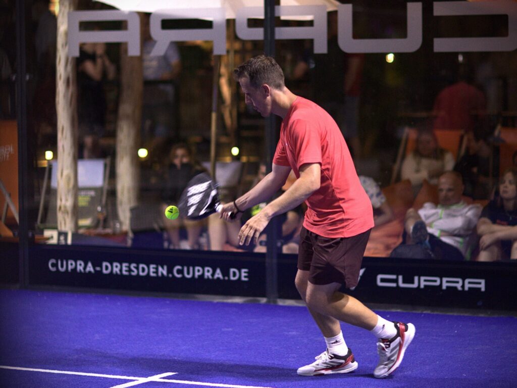 Padel Winterliga 2025  Spielerinnen auf dem Court in Dresden